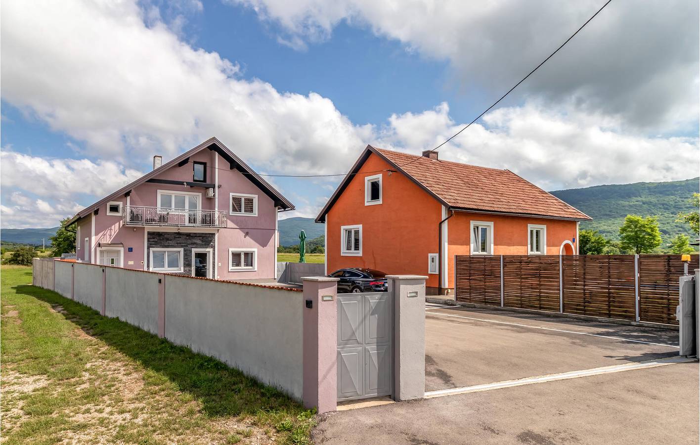 Ganze Ferienwohnung, Nur 2 km von Otočac entfernt: Gemütliche Ferienwohnung mit Terrasse und Grill in Prozor, Lika-Senj