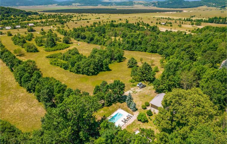 Geräumige 2-Zimmer-Wohnung mit Pool, Terrasse und WLAN in Lika-Senj