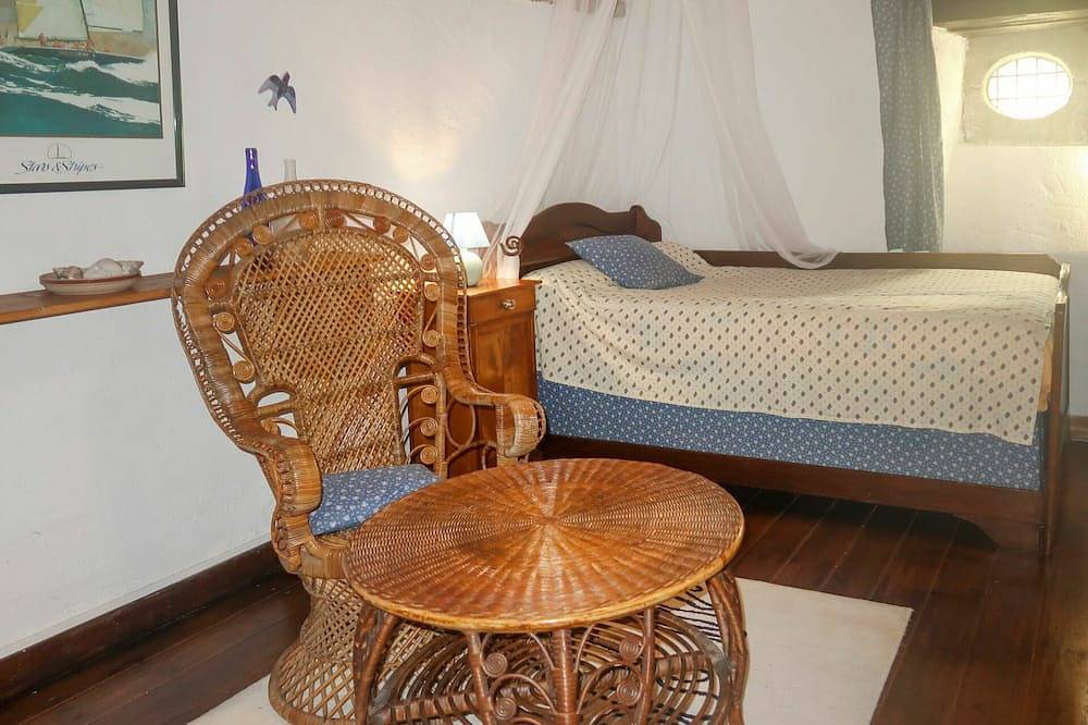 Cosy apartment in villa for 4 guests with terrace, pets allowed and parking in Pont-l'Abbé, Quimper region
