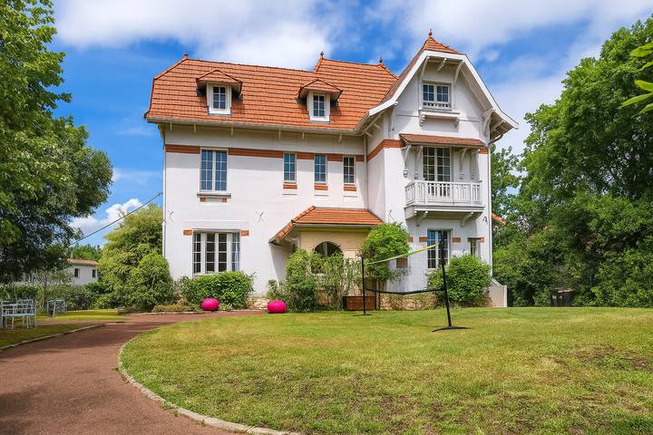 Maison de vacances pour 14 personnes, avec piscine ainsi que terrasse et jardin, adapté aux familles dans Le Moulleau