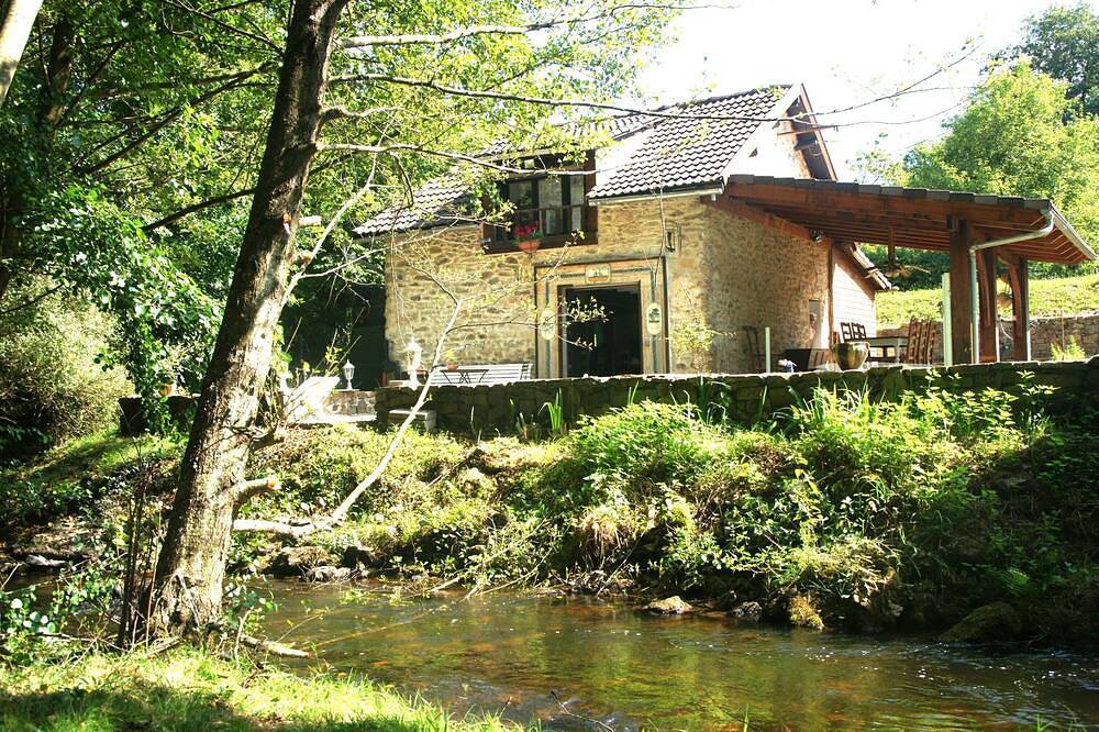 Twelfth-century mill in a green setting. in Bersac-sur-Rivalier, Limoges und Umgebung
