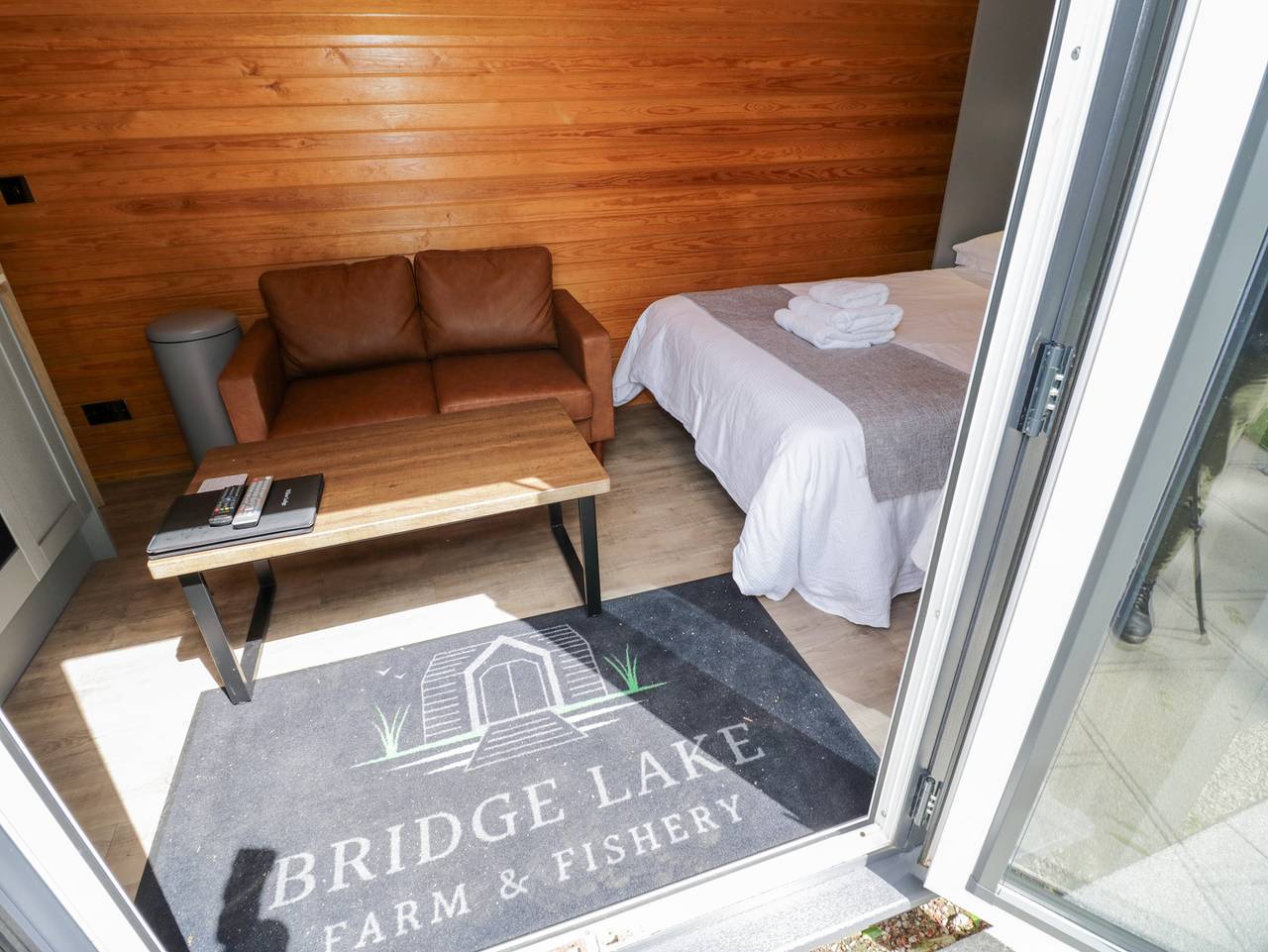 Willow Lodge At Bridge Lake Farm &amp; Fishery in Oxfordshire
