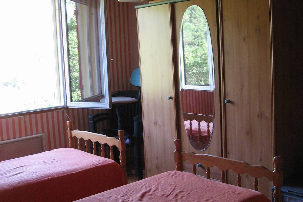Entire apartment, Charming, cheap apartment in picturesque Maures village in Les Mayons, Draguignan region
