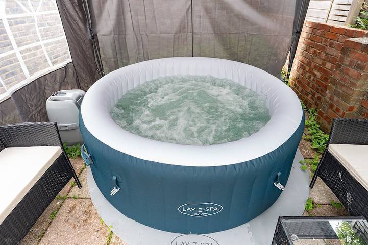 Holiday rental for 14 people, with garden and hot tub, with pets in Portsmouth