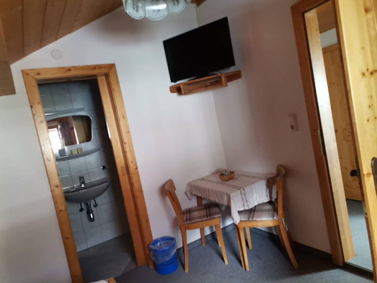 Ganze Ferienwohnung, Doppelzimmer mit Balkon in Gries, Längenfeld