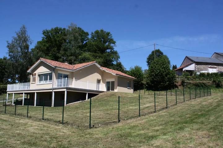 Gîte pour 8 personnes, avec jardin à La Jonchère-Saint-Maurice