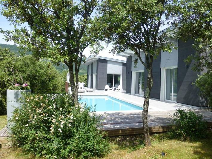 Location de vacances pour 2 personnes, avec Terrasse ainsi que Jardin et Piscine à Roche-Saint-Secret-Béconne