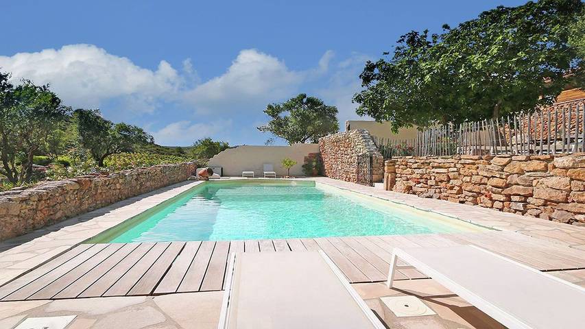 Appartement de vacances pour 6 personnes, avec terrasse ainsi que piscine et jardin, animaux acceptés