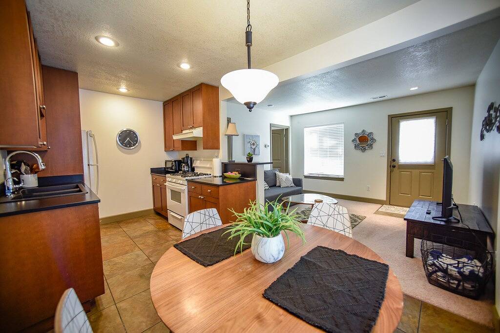 Bright 1 Br with Full Kitchen and Huge Yard in Grandview, Missouri