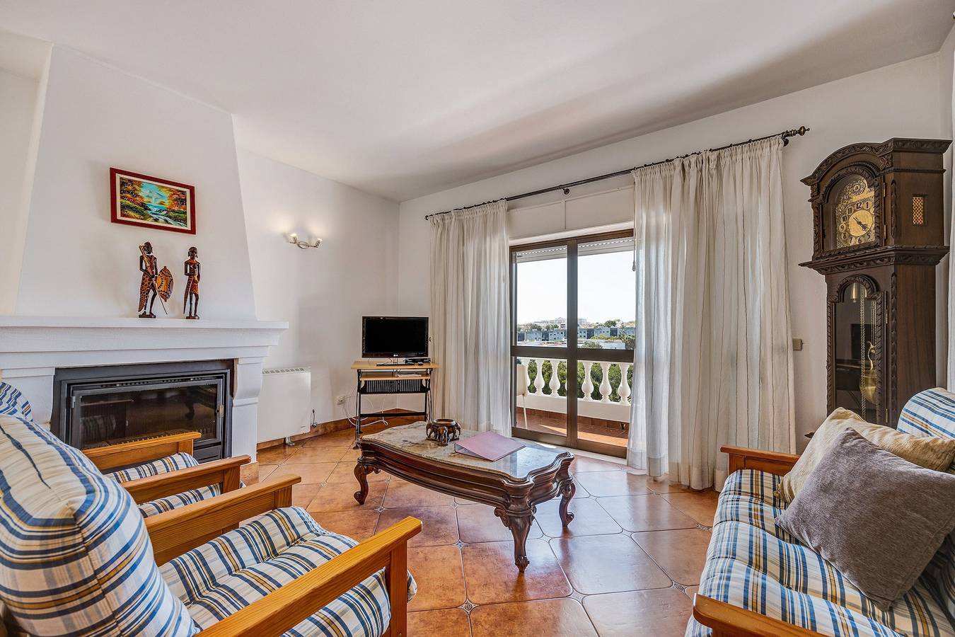 Entire apartment, Apartment 'Casa Atlântico nº1' close to the Sea with Shared Pool & Wi-Fi in São Sebastião, Lagos