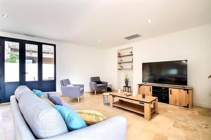 Location de vacances pour 12 personnes, avec vue ainsi que piscine et jardin à Lédenon - 4