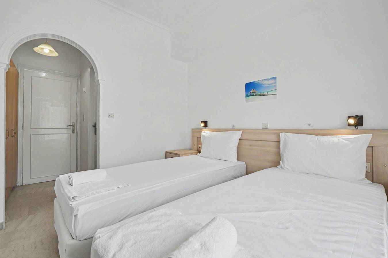 Bed and Breakfast 'The Kavos Sandy Inn-Double Room' with Shared Pool, Wi-Fi and Air Conditioning in Kavos, Corfu