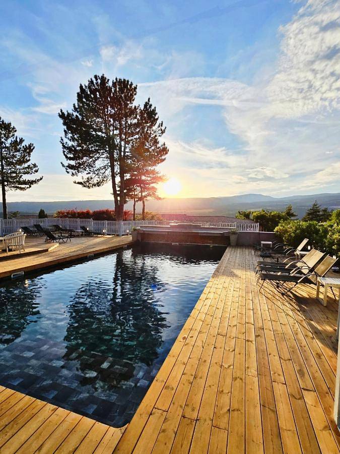 Hôtel pour 2 personnes, avec Jacuzzi et Terrasse ainsi que Jardin et Piscine