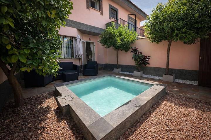 Chalet para 5 personas, con vistas además de jardín y piscina - 1