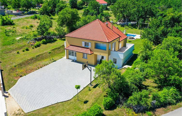 Reizende 2-Zimmer-Wohnung mit Pool und Terrasse, 500 m vom Fluss Ričina entfernt in Imotski, Makarska Riviera