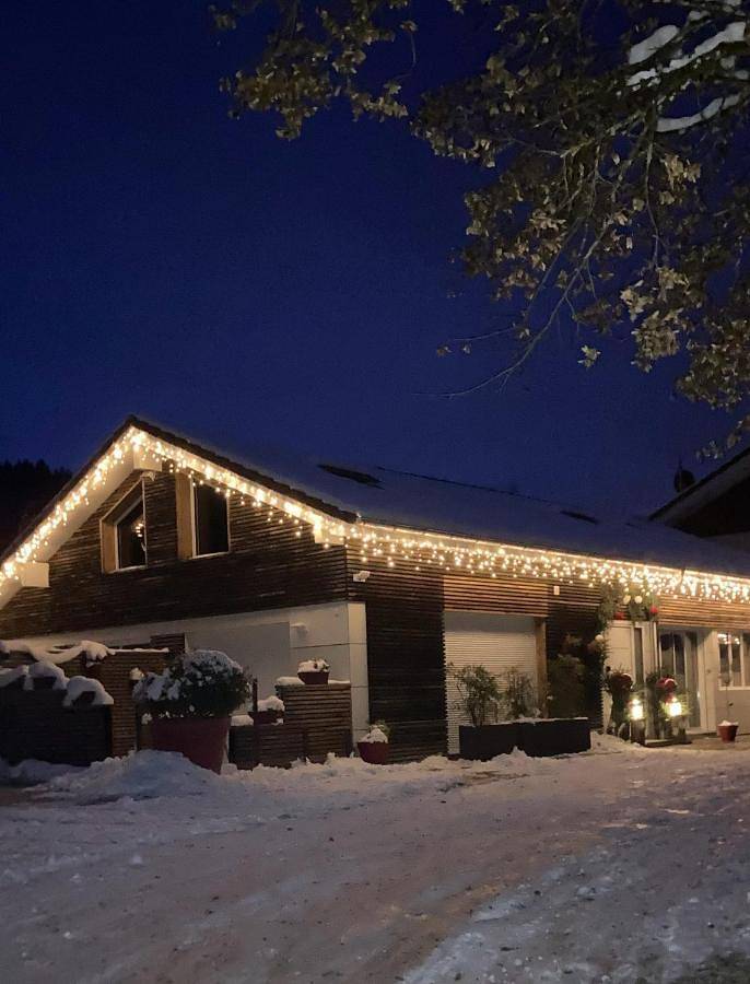 Gîte pour 6 personnes, avec vue ainsi que jardin et sauna à Saxel