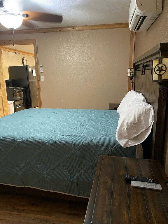 Cozy one bedroom cabin with lake view in Toledo Bend Reservoir