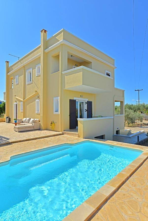 Villa for 15 people, with Balcony and Terrace as well as Garden and Pool in Aegina