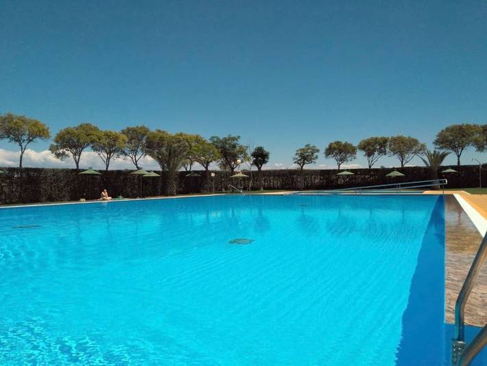 Parque de vacaciones para 5 personas, con jardín y piscina para niños además de terraza y piscina en La Carlota
