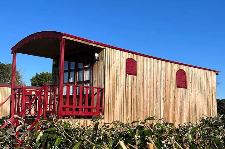 Cabane en bois pour 4 personnes, avec piscine
