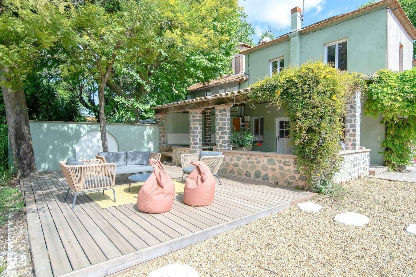 Provençal farmhouse in preserved natural setting in Frejus, Draguignan region