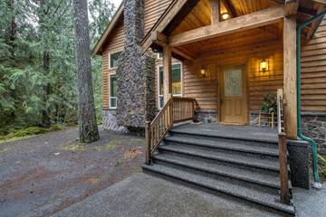 Log Cabin for 6 Guests in North Cascades National Park, Cascade Range, Picture 1