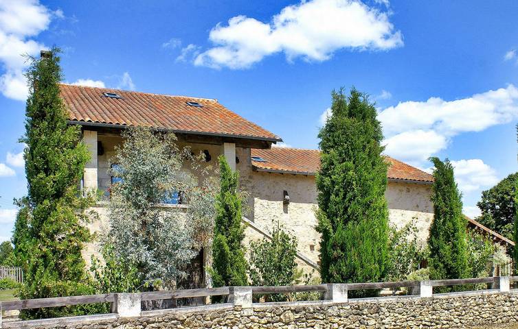 Amplio apartamento con parking, piscina y WiFi in La Chapelle-Faucher, Périgord Vert
