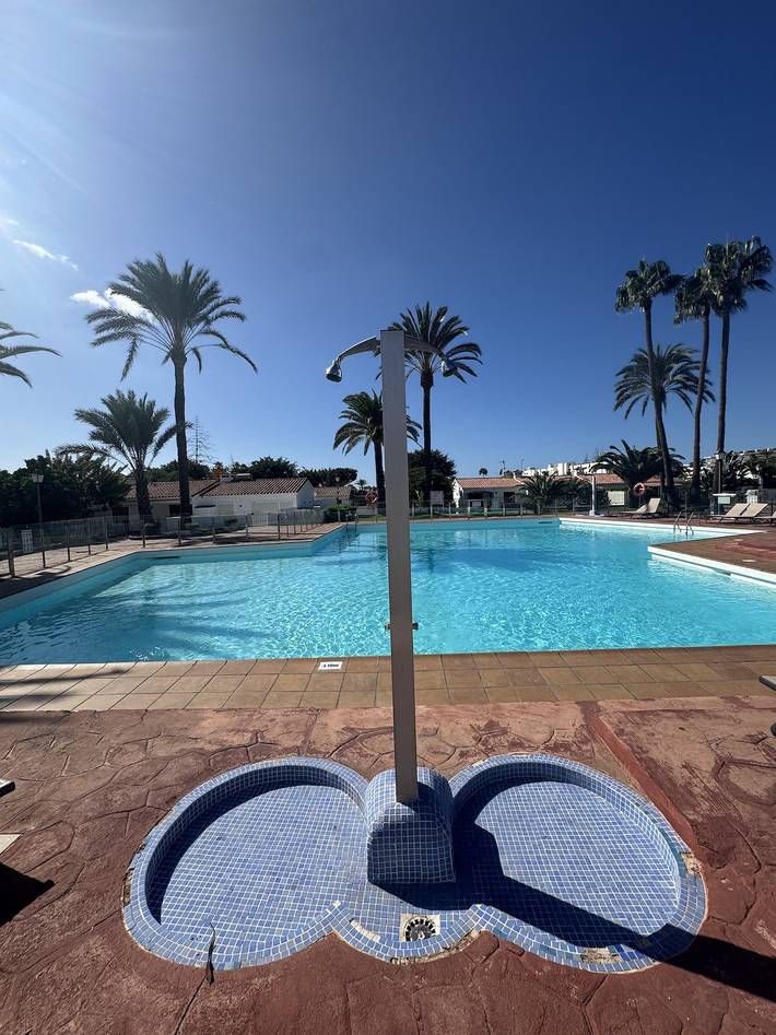 Apartamento entero, Apartamento vacacional 'Los Porches K28' con piscina compartida, terrazas privadas y Wi-Fi in Maspalomas, San Bartolomé de Tirajana