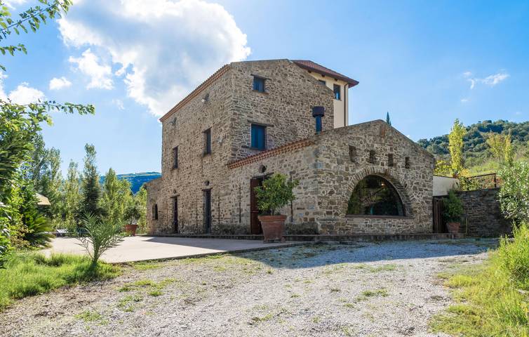 Appartamento a bordo piscina con A/C, parcheggio e WiFi | Vicino al ristorante Lamione in Laureana Cilento, Cilento Coast