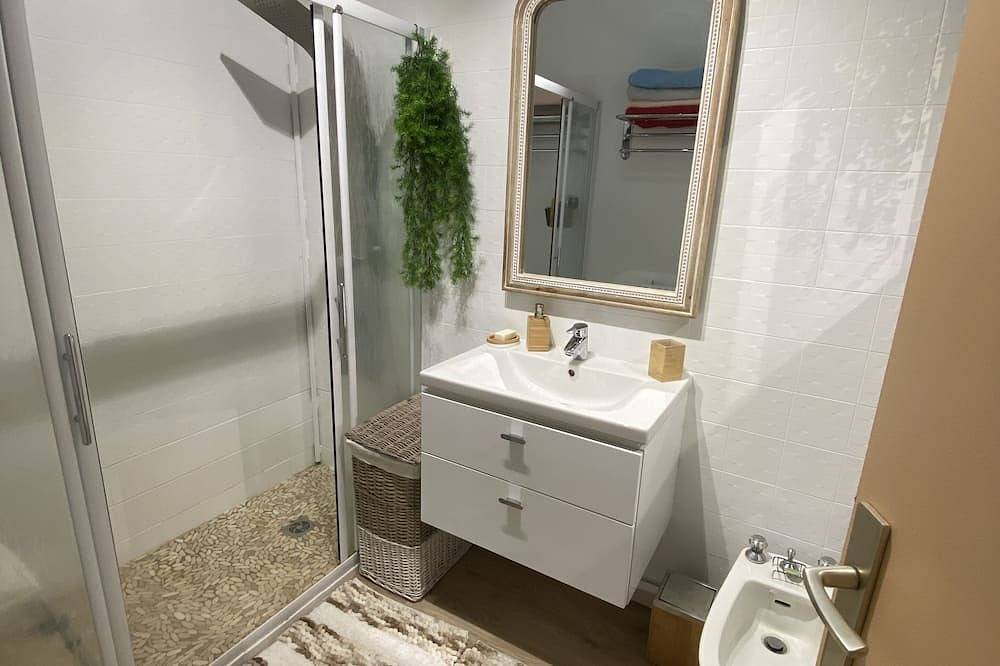 Entire apartment, Le cosy Corse: superb apartment with sea view. 300m from the beach, all on foot. in Sagone, Vico