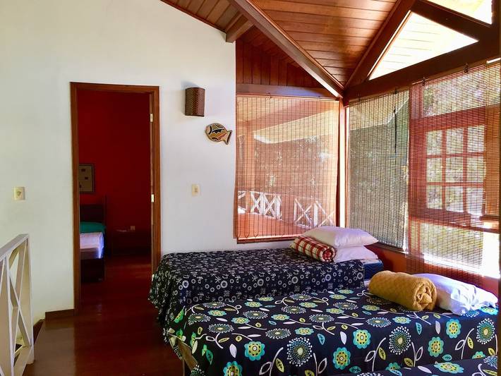 Casas e apartamentos de temporada para 8 pessoas, com balcão e piscina e ainda jardim em Teresópolis
