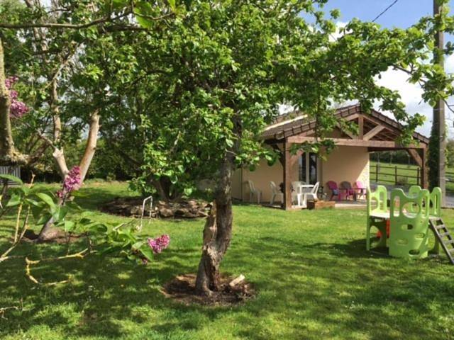Location de vacances pour 5 personnes, avec Terrasse ainsi que Jardin et Vue à La Cambe