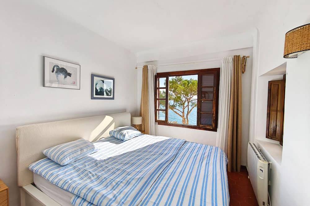 Entire apartment, Apartment with sea view for 3 people in Cala Fornells in Cala Fornells, Calvià