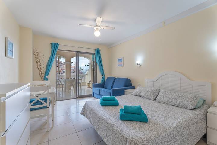 Appartement entier, Appartement 'Castle Harbour' avec vue sur la mer, piscine partagée et terrasse privée in Los Cristianos, Arona