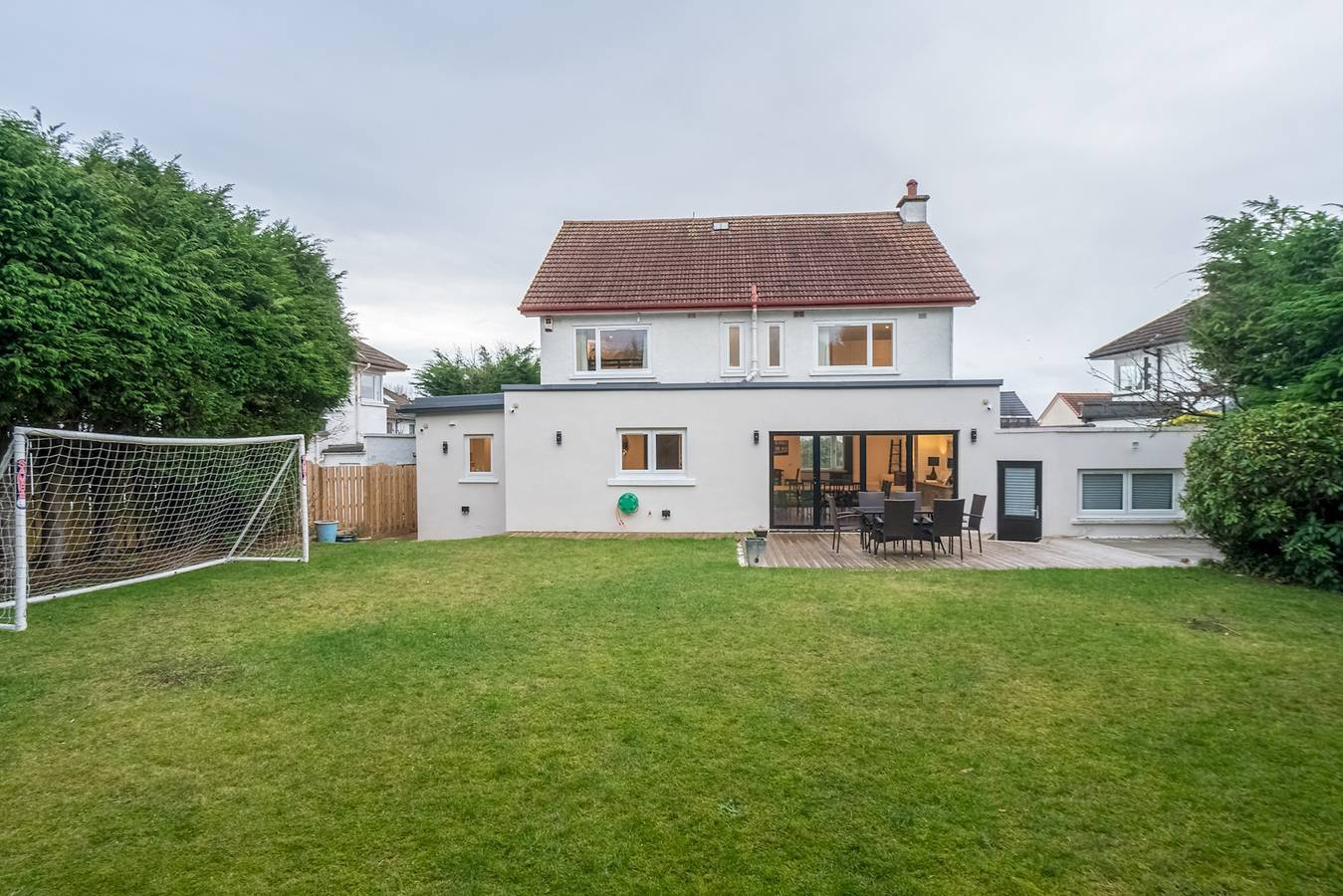 Spacious 5-Bed Home with Garden & Parking - Pass the Keys in Edinburgh, Edinburgh and Lothian