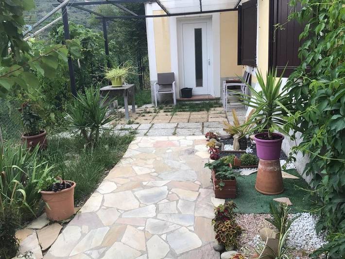 Gîte pour 2 personnes, avec jardin ainsi que terrasse et vue à Saint-Blaise