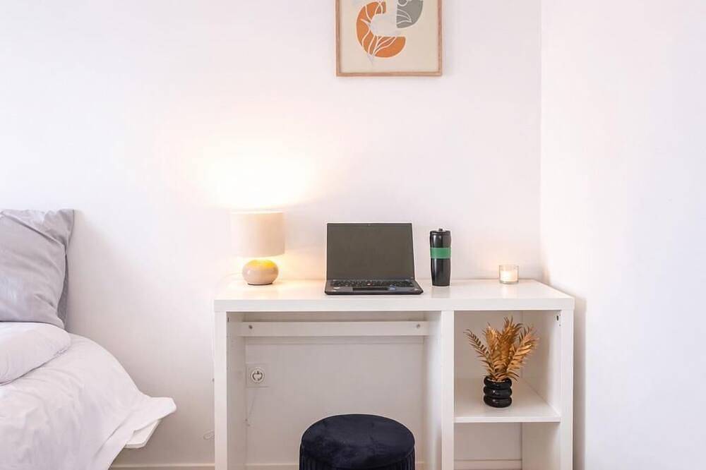 Entire apartment, High-Floor Eiffel Tower Skyline View Apartment - Metro 4 at Doorstep - Sleeps 6 in Bagneux, Hauts-de-Seine