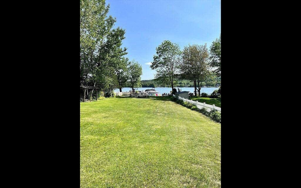 Lake Winnie Waterfront cottage w/ sandy beach, short walk to best spots in town! in Moultonborough, Lake Winnipesaukee