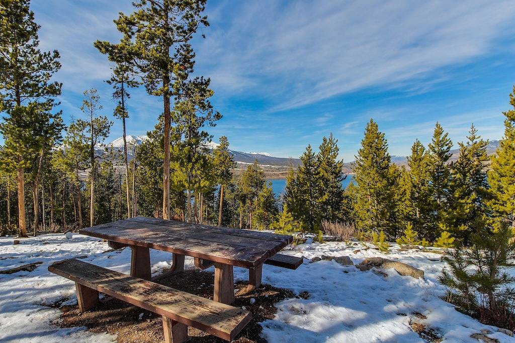 Ganze Wohnung, Hundefreundlicher Kurzurlaub mit Terrasse, Grill und Blick auf die Berge - in der Nähe der Skipisten! in Arapaho and Roosevelt National Forests