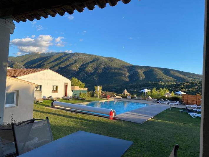 Gîte pour 4 personnes, avec Balcon et Terrasse ainsi que Bassin pour enfant et Piscine à Mollans-sur-Ouvèze