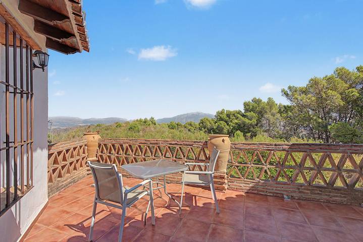 Casa nas montanhas tranquilas com piscina, terraço, varanda e Wi-Fi; estacionamento disponível in El Borge, Costa del Sol