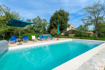 Gîte pour 15 personnes, avec jardin et piscine ainsi que terrasse et jacuzzi à Saint-Remèze