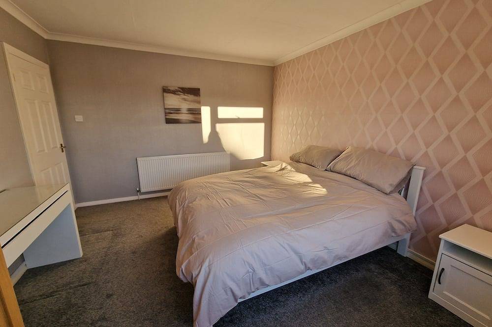 Pet friendly 4 bedroom with secure garden. Close to New Forest Park and beach in Christchurch, Dorset