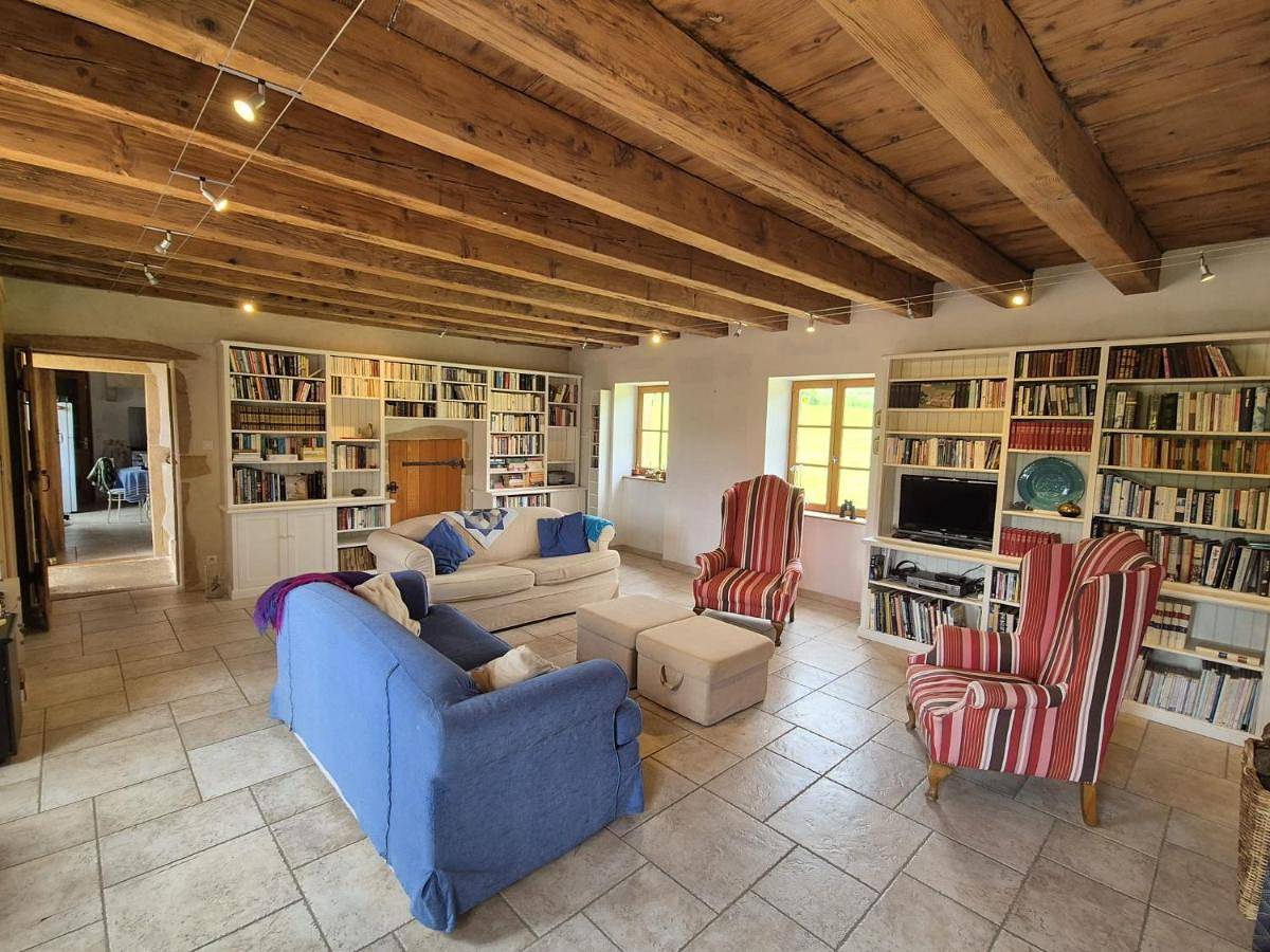 Eight-Bedroom House in Lournand, Région de Mâcon
