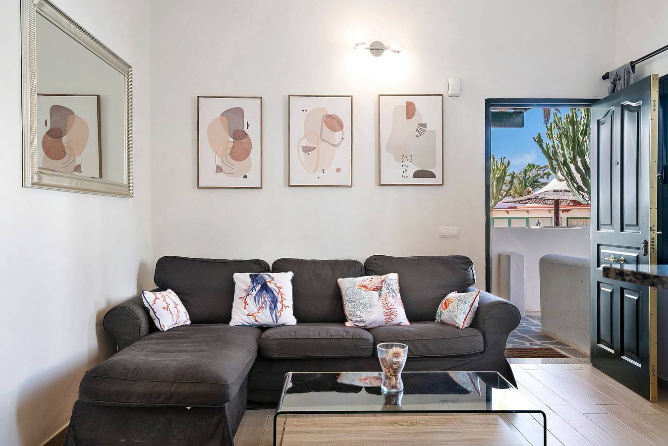 Ganze Wohnung, Ferienwohnung 'Bungalow La Roca' mit Gemeinschaftspool, Wlan und Klimaanlage in Playa Bastián, Teguise