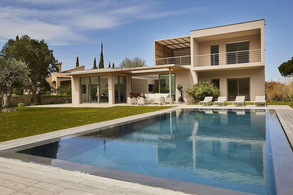 Architect-designed villa at the foot of the Albères Mountains, 7 km from the beaches in Sorède, Mediterranean Coast (France)