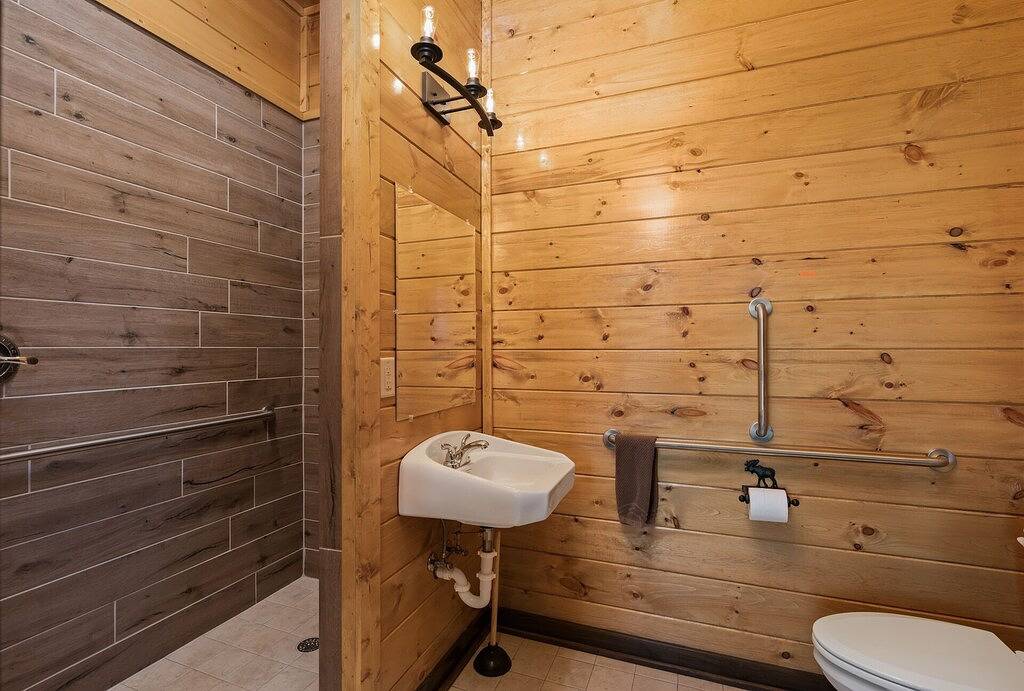 Greystone Retreat: Neue Luxus-Lodge, beheizter Pool, Theaterraum, herrliche Aussicht, Gas-Feuerstelle, große Terrasse in Gatlinburg, Sevier County