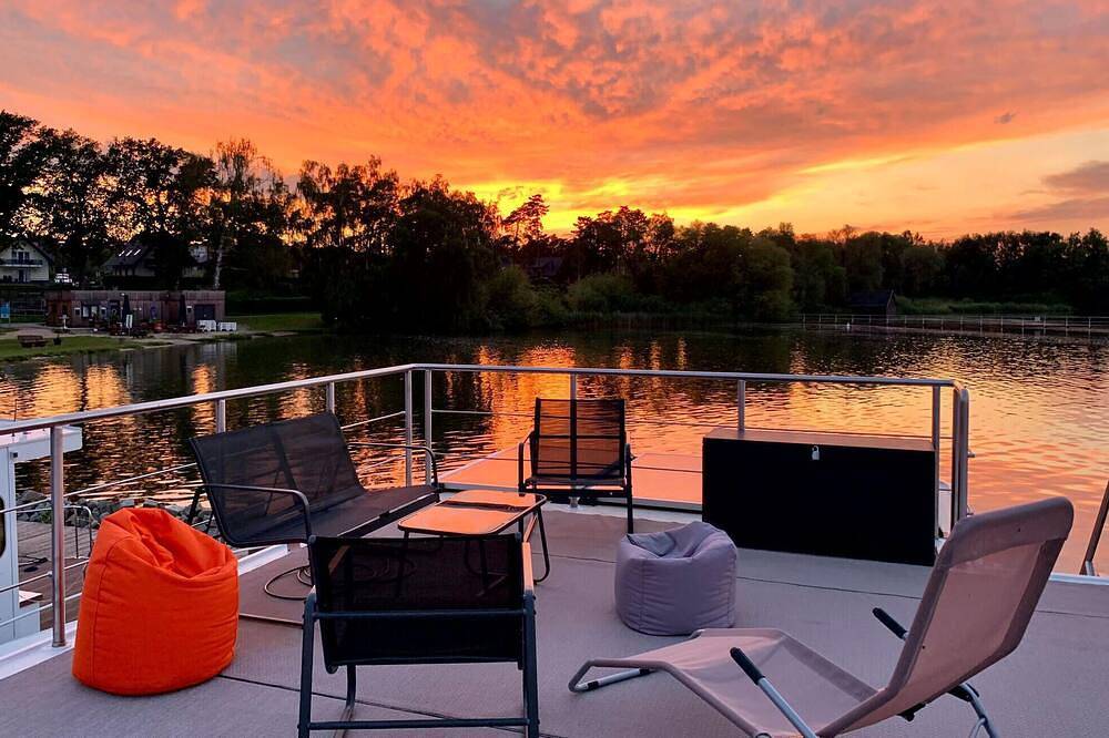 Gemütliches Hausboot in Röbel mit Meerblick in Röbel, Müritz