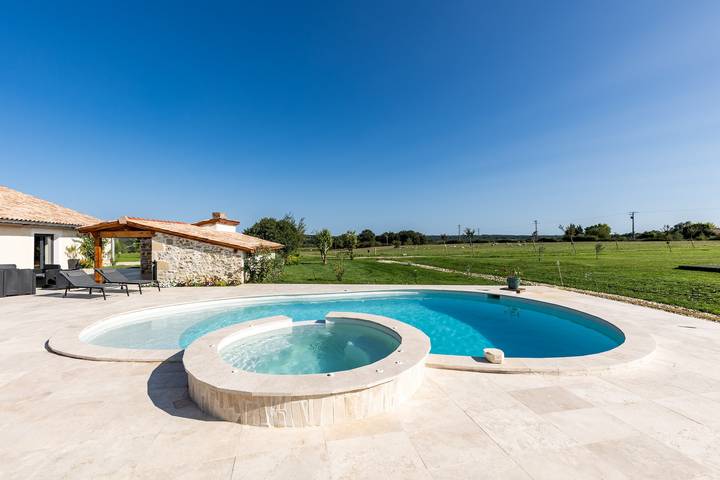 Villa 'Le Basque' in Bazas with Shared Pool, Private Terrace and Wi-Fi in Bazas, Langon region