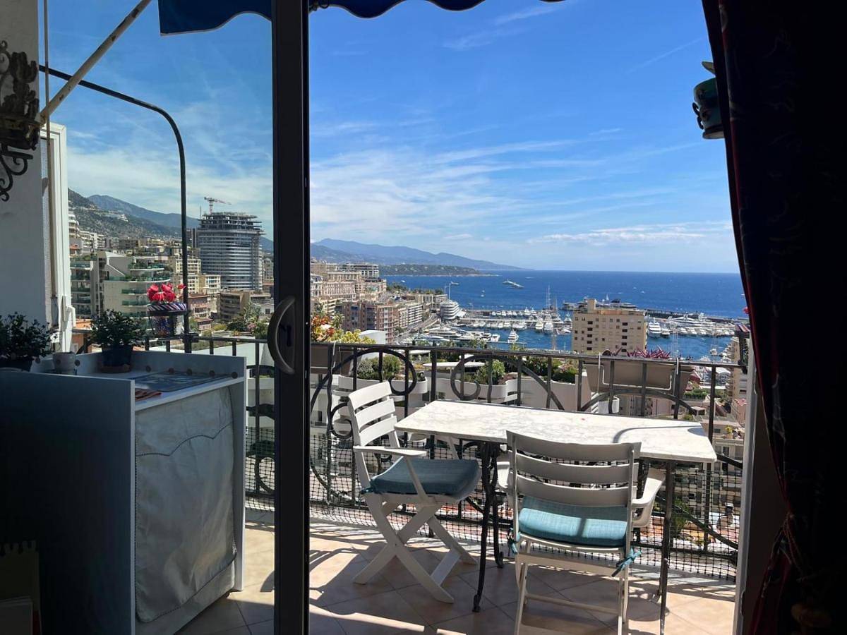 Appartement entier, Plein coeur de Monaco, à 300 mètres à pied du port de Monaco, 4 pièces dans des escaliers vue mer exceptionnelle in Monte Carlo, Côte méditerranéenne (France)